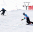 图为滑雪爱好者与赛事参与者“同台竞技”。　杨艳敏 摄 - 甘肃新闻