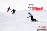 图为滑雪爱好者与赛事参与者“同台竞技”。　杨艳敏 摄 - 甘肃新闻