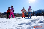 甘肃肃南：万名游客踏雪健身迎冬至 - 中国甘肃网
