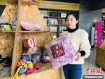 图为陇南成县电商中心工作人员展示网销产品。(资料图) 闫姣 摄 - 甘肃新闻