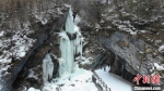 官鹅沟的冰瀑经常吸引着来自全国各地的摄影爱好者前来。图为洁白冰瀑悬挂于山谷。　高展 摄 - 甘肃新闻