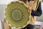 图为学生制作的敦煌彩绘工艺盘展示。 - 甘肃新闻