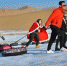 图为游客和市民在鸣沙山下享受大漠冰雪带来的欢乐。　王斌银 摄 - 甘肃新闻