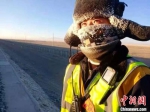 寒冷天气下铁路职工的棉帽口罩都冻成霜。　刘勃 摄 - 甘肃新闻