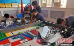 图为兰州市水车园小学学生制作机器人。(资料图)兰州市水车园小学供图 - 甘肃新闻