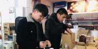 图为陇南市成县返乡青年正在电商企业包装货物。(资料图) 闫姣 摄 - 甘肃新闻