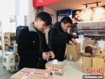 图为陇南市成县返乡青年正在电商企业包装货物。(资料图) 闫姣 摄 - 甘肃新闻