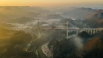 1月18日拍摄的贵州都安高速公路云雾大桥（无人机照片）。 - 人民网