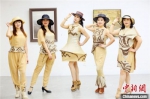 1月中旬，甘肃老年模特队在艺术馆换上马家窑服饰，以展示服饰细节及特点。　高展 摄 - 甘肃新闻