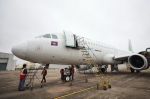 1月20日，在海口美兰机场，工作人员对柬埔寨澜湄航空的空客A320飞机进行定检工作。 - 人民网