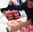图为甘肃平凉市静宁县一企业工人对苹果进行精细化包装。(资料图) 杨艳敏 摄 - 甘肃新闻