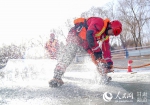 冰面救援训练。（师永红摄） - 人民网