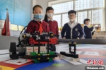 图为学生自己编程语言、搭建以及制作运行机器人。　刘玉桃 摄 - 甘肃新闻