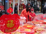 【新春走基层】山丹：街头巷尾年味浓  红火饰品迎新春 - 中国甘肃网