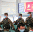武警甘肃总队兰州支队执勤官兵在兰州火车西站候车厅巡逻执勤。（侯崇慧摄） - 人民网