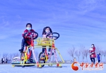 【新春走基层】甘肃张掖：滑冰场上欢乐多（组图） - 中国甘肃网