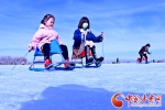 【新春走基层】甘肃张掖：滑冰场上欢乐多（组图） - 中国甘肃网