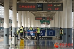 【新春走基层】兰州车站保洁员擦亮城市名片 给旅客一个“干净年” - 中国甘肃网