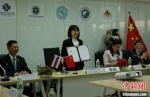 图为泰国卫生部传统和替代医学司司长安庞(左二)代表泰方签约。 中新社发 赵婧楠 摄 - 甘肃新闻