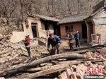 图为兰州市城关区驻西和县帮扶队员帮助村民拆除危旧房屋。(资料图) 兰州城关区委宣传部供图 - 甘肃新闻
