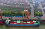 武汉：长江内河最大集装箱船首航 - 中国甘肃网