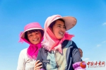 【三八特别报道】河西走廊的“花头巾”：辛勤劳作的女性最美 - 中国甘肃网