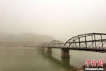 3月16日，甘肃省会兰州被滚滚沙尘笼罩，天地一片昏黄的空气里“沙尘迷眼，土味呛人”。图为200余米的“天下黄河第一桥”兰州中山桥“见首难见尾”。　冯志军 摄 - 甘肃新闻