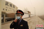 图为中国铁路兰州局集团工作人员加强引导防护，确保旅客安全出行。　牛小弟 摄 - 甘肃新闻