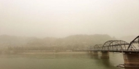 从3月16日0时起，此前持续受沙尘天气影响的兰州市，空气质量指数持续“爆表”，市区最低能见度仅为500米。图为16日傍晚，兰州黄河铁桥被浮尘笼罩。　冯志军　摄 - 甘肃新闻
