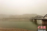 从3月16日0时起，此前持续受沙尘天气影响的兰州市，空气质量指数持续“爆表”，市区最低能见度仅为500米。图为16日傍晚，兰州黄河铁桥被浮尘笼罩。　冯志军　摄 - 甘肃新闻