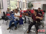 图为朝阳村社区老年民乐队学习课程。(资料图)受访人供图 - 甘肃新闻