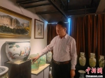刘世杰向记者介绍自己收藏的文物。　高康迪 摄 - 甘肃新闻
