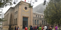 3月28日，参观者在陕西延安杨家岭革命旧址参观。 - 人民网