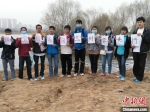 图为志愿者发出“保卫母亲河，兰州要先行”的倡议。(资料图)甘肃省生态环境厅供图 - 甘肃新闻