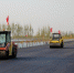 4月7日，贵州桥梁建设集团有限责任公司工人驾驶压路机在京德高速（一期工程）ZT3标段作业。 - 人民网