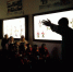 精灵梦皮影艺术团的演员为小朋友讲解皮影戏知识（3月19日摄）。新华社记者 许雅楠 摄 - 人民网