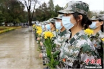 2021年4月3日，武警女兵在兰州烈士陵园祭奠烈士。　甘肃省退役军人事务厅供图 - 甘肃新闻