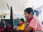 2020年6月，甘肃临夏州东乡县东乡族学生使用电脑查阅资料。(资料图) - 甘肃新闻