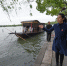 4月14日，张一在南湖湖心岛红船旁为游客讲解。新华社记者 徐昱 摄 - 人民网