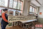 图为学生展示《黄河之滨也很美》木刻版画。　刘玉桃 摄 - 甘肃新闻