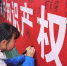 图为4月20日，学生在知识产权横幅留言签名。　史静静 摄 - 甘肃新闻
