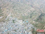 图为俯瞰甘肃武都区“花椒大镇”汉林镇。　艾庆龙 摄 - 甘肃新闻