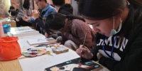 2020年10月，台湾大学生在敦煌“莫高学堂”体验泥胚画手作课。　丁思 摄 - 甘肃新闻