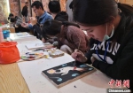 2020年10月，台湾大学生在敦煌“莫高学堂”体验泥胚画手作课。　丁思 摄 - 甘肃新闻
