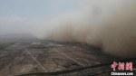 图为甘肃张掖市临泽县境内，沙尘将县城和周边农田“吞噬”。　高展 摄 - 甘肃新闻