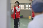 4月28日，在福州第二中学，学生在视力筛查中辨识视力表。 - 人民网