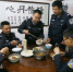 雅丹世界地质公园治安派出所民警正在吃午饭。　高展 摄 - 甘肃新闻