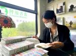 来一起“虚度时光” 中国首家绿皮慢火车书店开业 - 人民网
