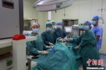 图为甘肃一家医院的医生正在为患者做手术。 (资料图) 高展 摄 - 甘肃新闻