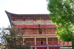 图为5月上旬，甘肃山丹县大佛寺内，工作人员对古建筑大雄宝殿进行修缮。 中新社记者 高展 摄 - 甘肃新闻